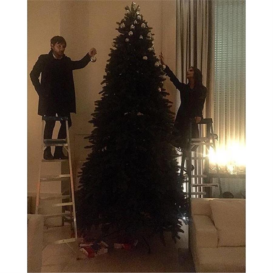 Η Victoria Beckham όπως η Ελένη Μενεγάκη, στολίζει το χριστουγεννιάτικο δέντρο της με την βοήθεια του διακοσμητή της...