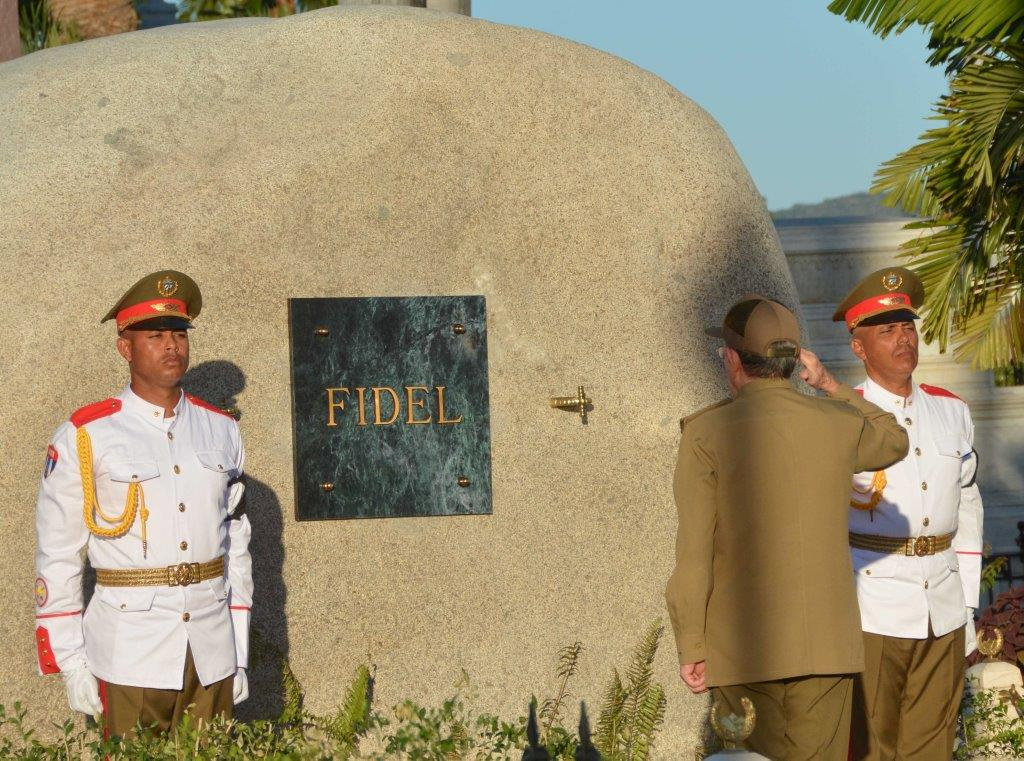 Cuba's President Raul Castro (C) salutes after placing the box containing the ashes of Cuba's former President Fidel Castro into a boulder at the Santa Ifigenia Cemetery, in Santiago de Cuba, December 4, 2016. REUTERS/ACN/Marcelino Vazquez/via REUTERS THIS IMAGE HAS BEEN SUPPLIED BY A THIRD PARTY. IT IS DISTRIBUTED, EXACTLY AS RECEIVED BY REUTERS, AS A SERVICE TO CLIENTS FOR EDITORIAL USE ONLY. NOT FOR SALE FOR MARKETING OR ADVERTISING CAMPAIGNS      TPX IMAGES OF THE DAY