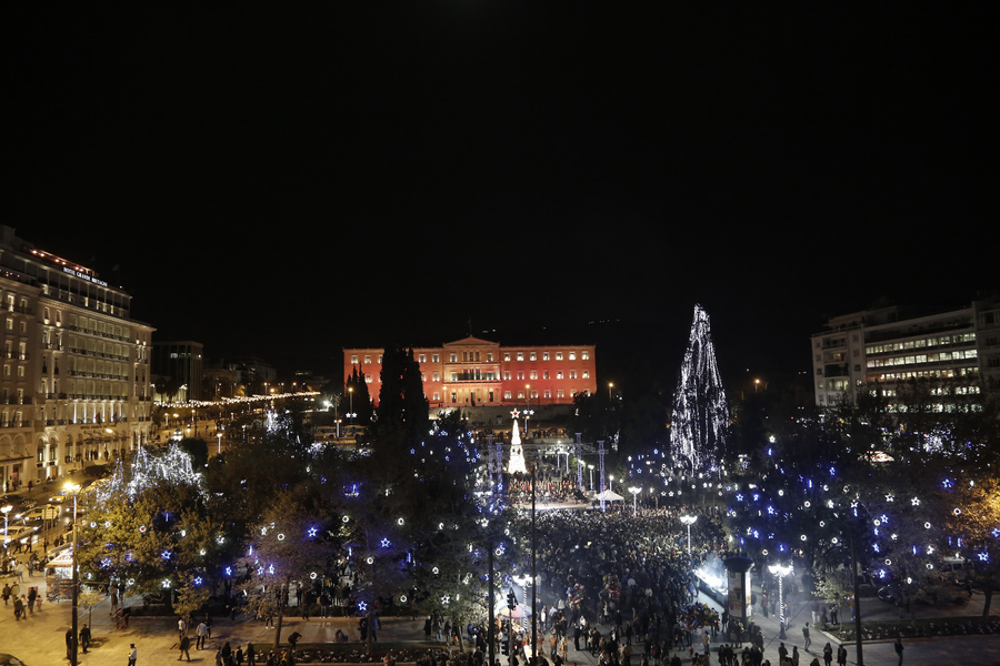 Χριστούγεννα 2015 στην Αθήνα με γεμάτη την πλατεία Συντάγματος λόγω Σάκη. Φετος;