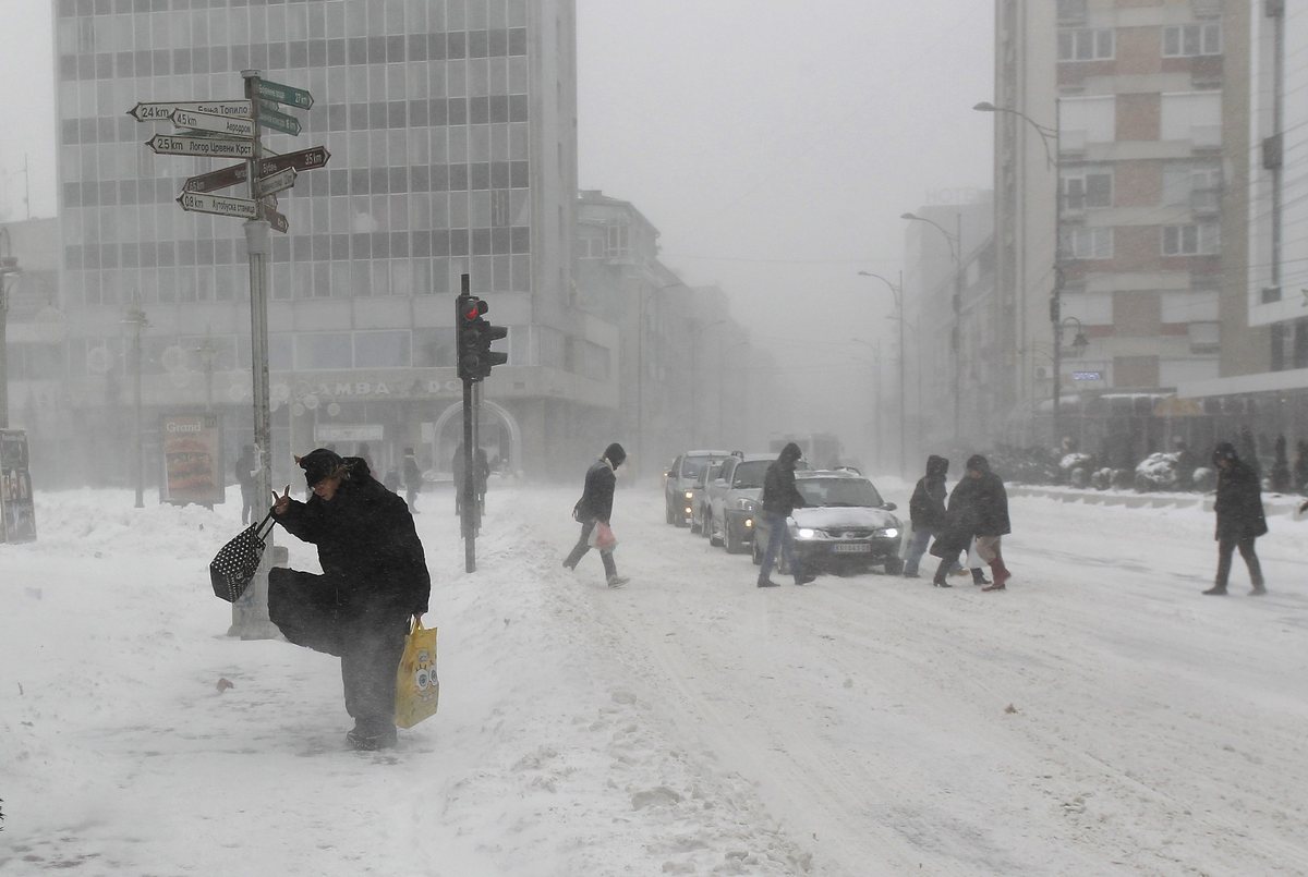 epa05701521 The citizens of Nis struggle on snow-covered streets amid heavy snowfall in the city of Nis in southern Serbia, 06 January 2017. Heavy snowfalls, wind and low temperatures are causing major problems in the south of Serbia. As a result, authorities decided to close the highway Belgrade-Nis in southern Serbia for traffic due to the heavy snowdrifts.  EPA/DJORDJE SAVIC