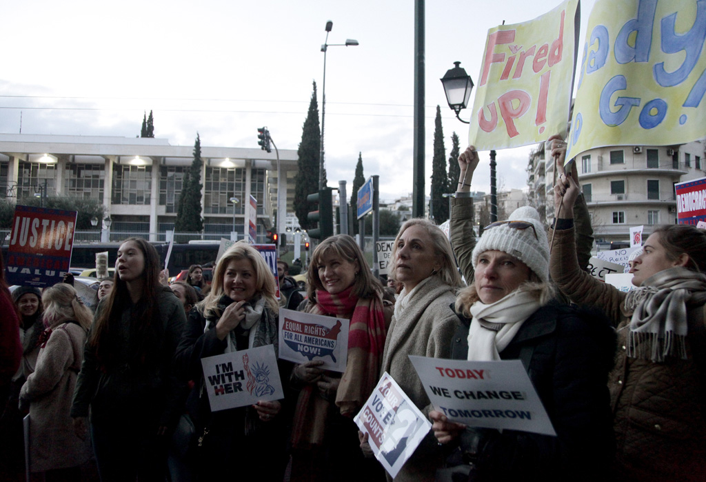 ΑΘΗΝΑ-ΣΥΓΚΕΝΤΡΩΣΗ ΓΥΝΑΙΚΩΝ ΚΑΤΑ ΤΟΥ ΑΜΕΡΙΚΑΝΟΥ ΠΡΟΕΔΡΟΥ ΝΤΟΝΑΛΤ ΤΡΑΜΠ ΣΤΗΝ ΑΜΕΡΙΚΑΝΙΚΗ ΠΡΕΣΒΕΙΑ (EUROKINISSI/ΓΙΑΝΝΗΣ ΠΑΝΑΓΟΠΟΥΛΟΣ)