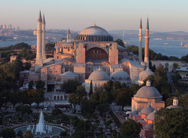 epa02868792 A general view of Hagia Sophia Museum  during sunset, in Istanbul, Turkey on 16 August 2011.  EPA/TOLGA BOZOGLU