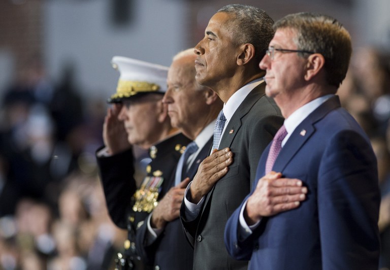 US President Barack Obama stands alongside US Secretary of Defense Ashton Carter (R), Vice President Joe Biden (2nd L) and Chairman of the Joint Chiefs General Joseph Dunford, Jr. (L), during the Armed Forces Full Honor Review Farewell Ceremony for Obama at Joint Base Myers-Henderson Hall in Arlington, Virginia, January 4, 2017. / AFP PHOTO / SAUL LOEB