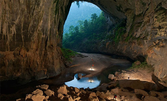 mia-kryfi-matia-mesa-sti-megalyteri-spilia-ston-kosmo