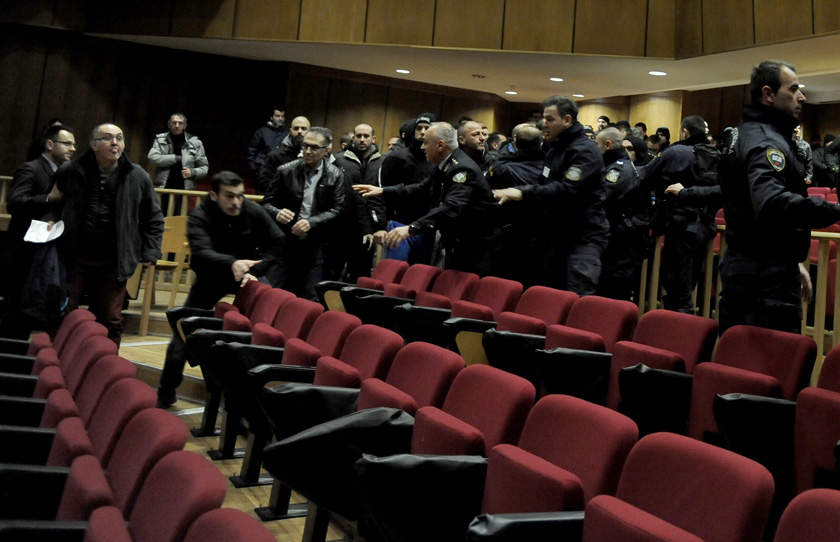 ΕΠΕΙΣΟΔΙΑ ΜΕΣΑ ΣΤΗΝ ΑΙΘΟΥΣΑ ΤΟΥ ΕΦΕΤΕΙΟΥ ΣΤΗΝ ΔΙΚΗ ΤΗΣ ΧΡΥΣΗΣ ΑΥΓΗΣ ΜΕΤΑΞΥ ΜΕΛΩΝ ΤΗΣ ΧΡΥΣΗΣ ΑΥΓΗΣ ΚΑΙ ΑΝΤΙΦΑΣΙΣΤΙΚΩΝ ΟΜΑΔΩΝ (EUROKINISSI/ΤΑΤΙΑΝ