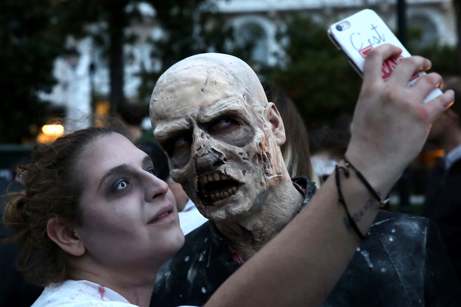 ÓõììåôÝ÷ïíôåò óôï Zombie Walk Athens öùôïãñáößæïíôáé ëßãï ðñéí îåêéíÞóåé ç ðáñÝëáóç ôùí «íåêñïæùíôáíþí» ðïõ Ý÷åé áöéÝñùìá óôá '80s êáé óôïõò «êáêïýò» ôçò ðáéäéêÞò ìáò çëéêßáò, óôçí ðëáôåßá ÓõíôÜãìáôïò, ÓÜââáôï 12 Ìáñôßïõ 2016. ÁÐÅ-ÌÐÅ/ÁÐÅ-ÌÐÅ/ÁËÅÎÁÍÄÑÏÓ ÂËÁ×ÏÓ