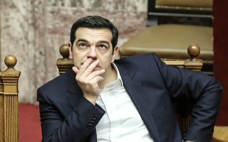 o-tsipras-emine-monos-sti-vouli-na-kitai-to-tavani-to-sfirokopima-tou-kiriakou