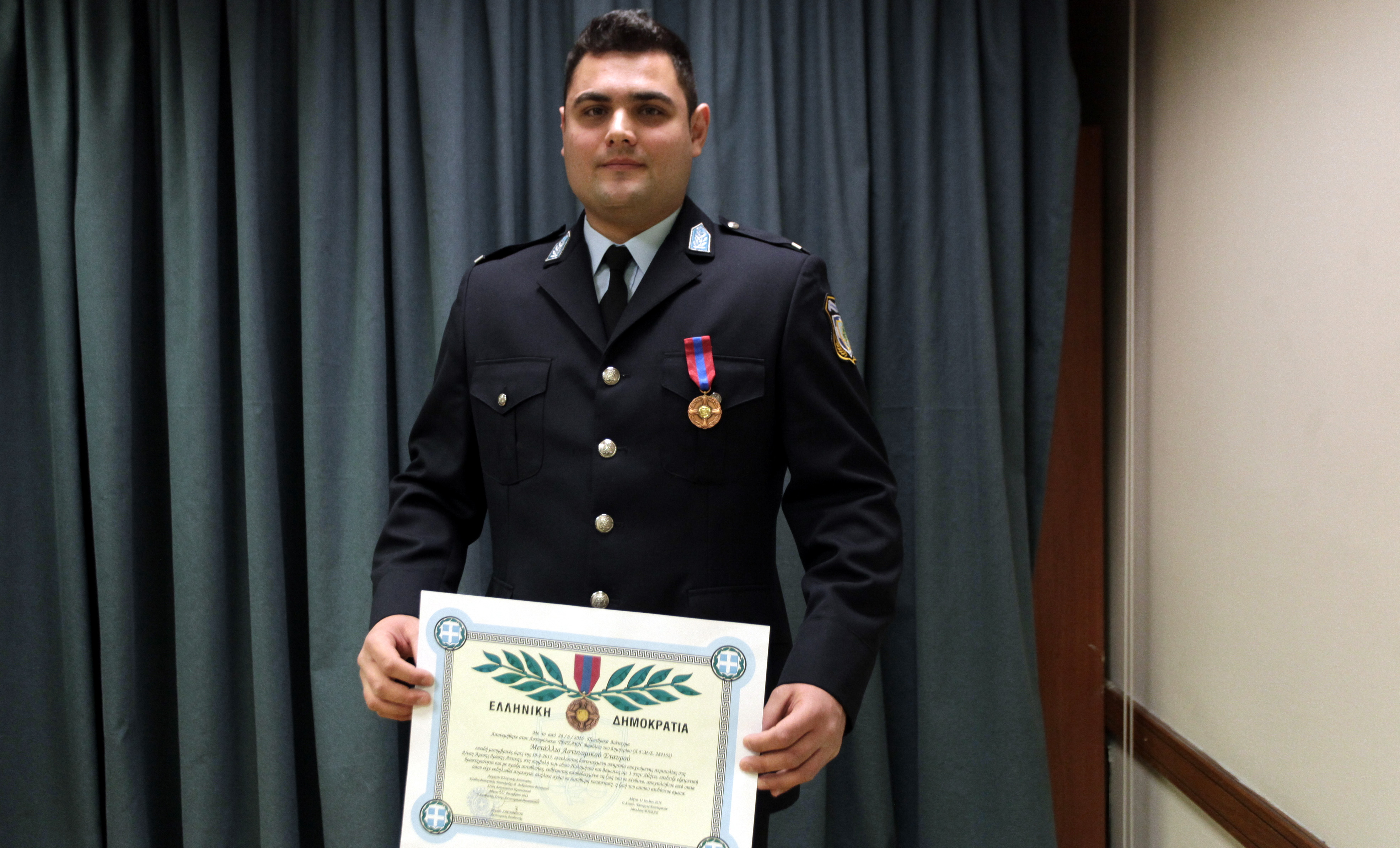 Óôéò 19-2-2015, ï Áóôõöýëáêáò ÔåñæÜêçò Âáóßëåéïò, õðçñåôþí óôçí Äéåýèõíóç ¶ìåóçò ÄñÜóçò ÁôôéêÞò, åêôåëþíôáò äéáôåôáãìÝíç õðçñåóßá åðï÷ïýìåíçò ðåñéðïëßáò óôçí ðåñéï÷Þ ôùí Áèçíþí, åðÝäåéîå åîáéñåôéêÞ äñáóôçñéüôçôá êáé ìå áõôïèõóßá, åêèÝôïíôáò áðïäåäåéãìÝíá ôç æùÞ ôïõ óå êßíäõíï, åéóÞëèå óå ïéêßá óôçí ðåñéï÷Þ ôùí Ðáôçóßùí, üðïõ åß÷å åêäçëùèåß ìåãÜëçò Ýêôáóçò ðõñêáãéÜ êáé áðåãêëþâéóå áíÞëéêï áãüñé óå ëéðüèõìç êáôÜóôáóç, ç æùÞ ôïõ ïðïßïõ êéíäýíåõå Üìåóá.Óôç öùôï   ÖÙÔÏ ×ÑÇÓÔÏÓ ÌÐÏÍÇÓ//EUROKINISSI  .