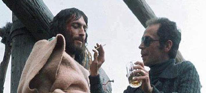 jesus708_1  Πίσω από τις κάμερες: Ο «Ιησούς από τη Ναζαρέτ» όπως δεν τον έχετε ξαναδεί! Με… τσιγάρο και ουίσκι! (ΦΩΤΟ) jesus708 1