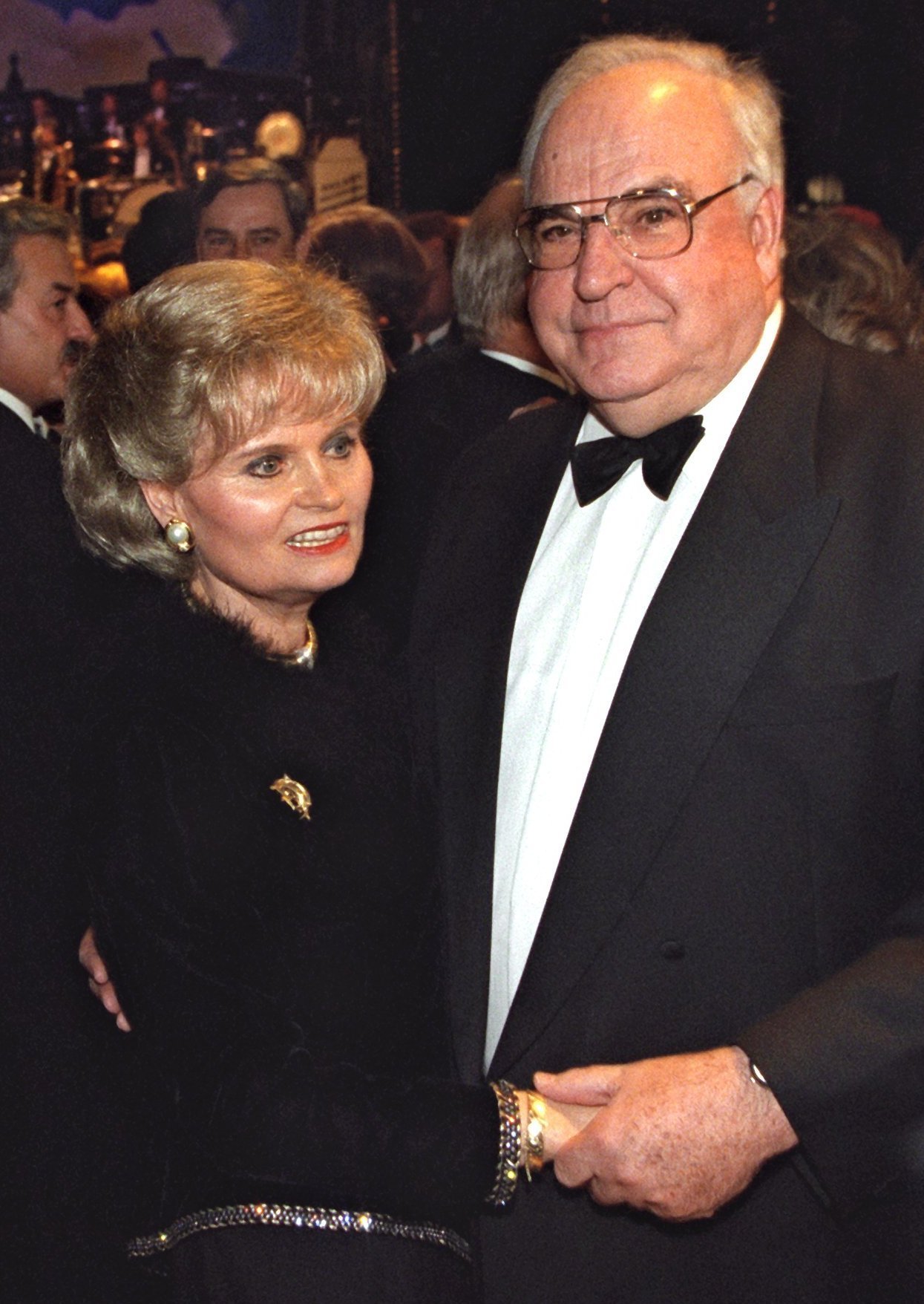 FKM17 - 19971114 - MAINZ, GERMANY : (FILES) A file photo dated 14 November 1997 of former German chancellor Helmut Kohl (R) with his wife Hannelore during a ball in Mainz. Hannelore Kohl, 68, was found dead 05 July 2001 at the Kohls home in Ludwigshafen, close to Frankfurt.   EPA PHOTO            DPA FILES/GERO BRELOER