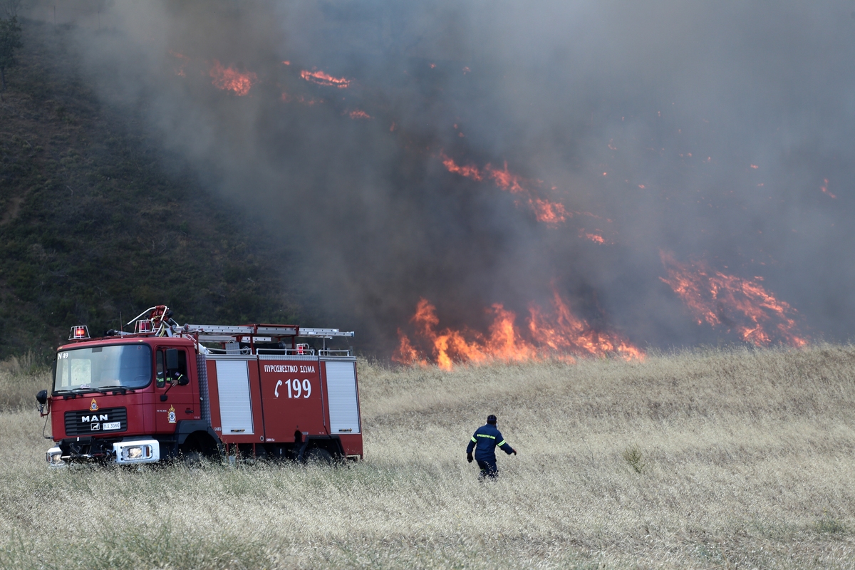 Fire extinguishing near the Analipseos Monastery at Metohi Ri in Kapandriti, eastern Attica on August 14, 2017. / Κατάσβεση πυρκαγιάς κοντά στην Ιερά Μονή Αναλήψεως, Μετόχι Ρη στο Καπανδρίτι Αττικής, 14 Αυγούστου 2017.