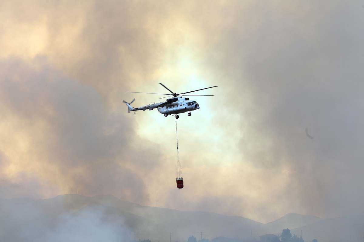 Fire extinguishing near the Analipseos Monastery at Metohi Ri in Kapandriti, eastern Attica on August 14, 2017. / Κατάσβεση πυρκαγιάς κοντά στην Ιερά Μονή Αναλήψεως, Μετόχι Ρη στο Καπανδρίτι Αττικής, 14 Αυγούστου 2017.