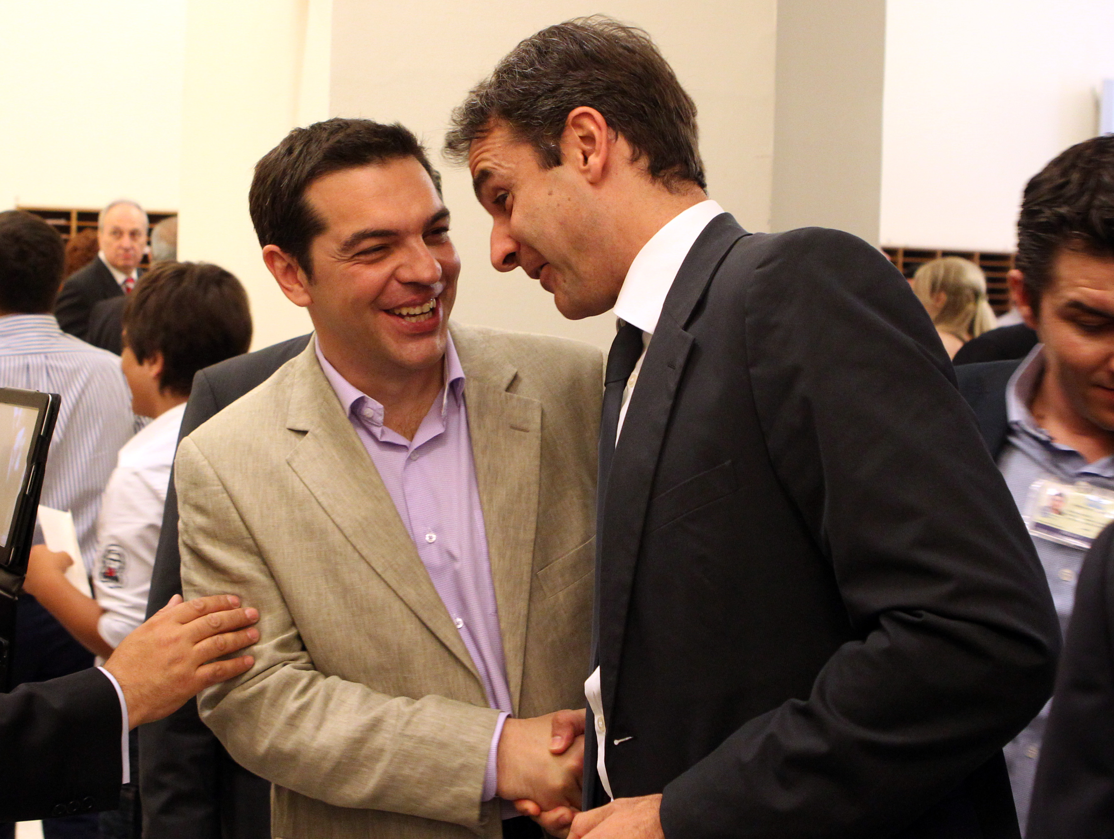 Ï Ðñüåäñïò ôïõ ÓÕÑÉÆÁ ÁëÝîçò Ôóßðñáò óõíïìéëåß ìå ôïí ÂïõëåõôÞ ôçò ÍÄ ÊõñéÜêï ÌçôóïôÜêç ìåôÜ ôçí ïñêùìïóßá ôçò ÂïõëÞò. ÐñáãìáôïðïéÞèçêå óôçí ïëïìÝëåéá ôçò ÂïõëÞò ç ïñêùìïóßá ôùí âïõëåõôþí ðïõ åîåëÝãçóáí óôéò åêëïãÝò ôçò 17çò Éïõíßïõ, ÐÝìðôç 28 Éïõíßïõ 2012. ÁÐÅ-ÌÐÅ/ÁÐÅ-ÌÐÅ/ÐáíôåëÞò Óáßôáò