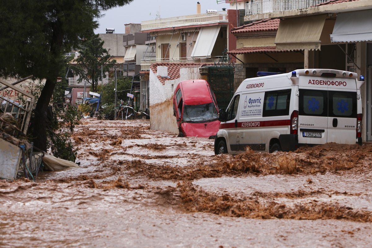 Floods in the town of Mandra, northwest of Athens, Attica on November 15, 2017, after heavy overnight rainfall in the area caused damage and left ten people dead. / Πλημμύρες στην πόλη της Μάνδρας βορειοδυτικά της Αθήνας, 15 Νοεμβρίου 2017.