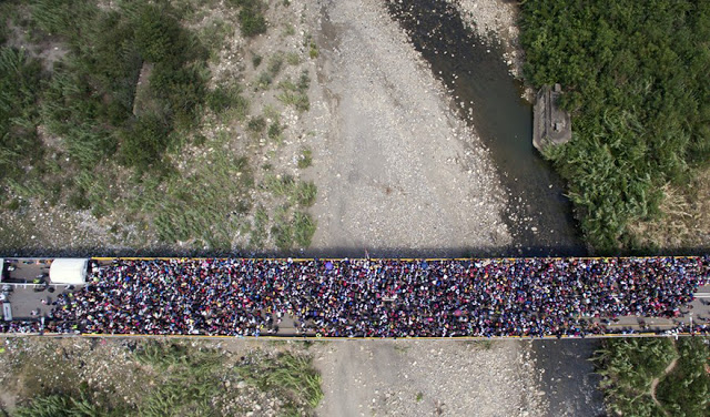 epa06509839 A handout photo made available by the the newspaper La Opinion shows an aerial view of thousands of Venezuelans entering Colombia through the Simon Bolivar international bridge in Cucuta, Colombia, 09 February 2018. Thousands of Venezuelans are trying to enter Colombia through the border crossing of Cucuta on the Simon Bolivar international bridge as new tighter border controls are being implemented.  EPA/Juan Pablo Cohen/ HANDOUT  HANDOUT EDITORIAL USE ONLY/NO SALES