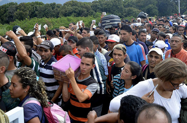 epa06509836 A handout photo made available by the the newspaper La Opinion shows thousands of Venezuelans entering Colombia through the Simon Bolivar international bridge in Cucuta, Colombia, 09 February 2018. Thousands of Venezuelans are trying to enter Colombia through the border crossing of Cucuta on the Simon Bolivar international bridge as new tighter border controls are being implemented.  EPA/Edinsson Figueroa/ HANDOUT  HANDOUT EDITORIAL USE ONLY/NO SALES