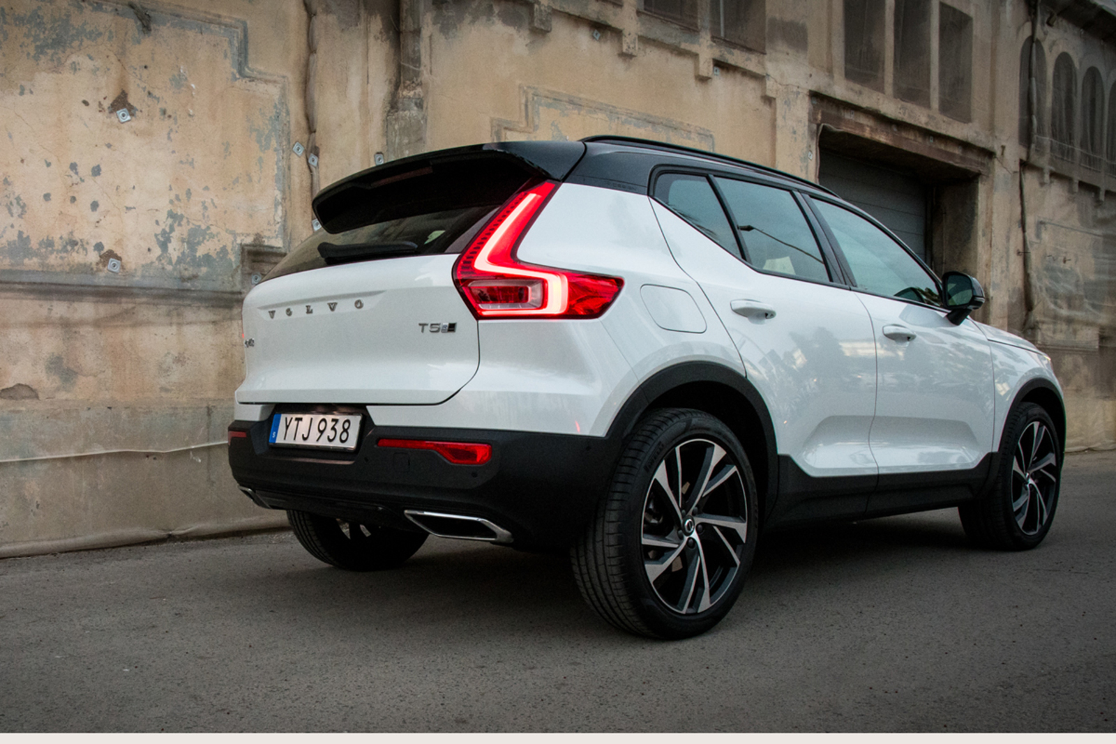 large_2018_volvo_xc40_02