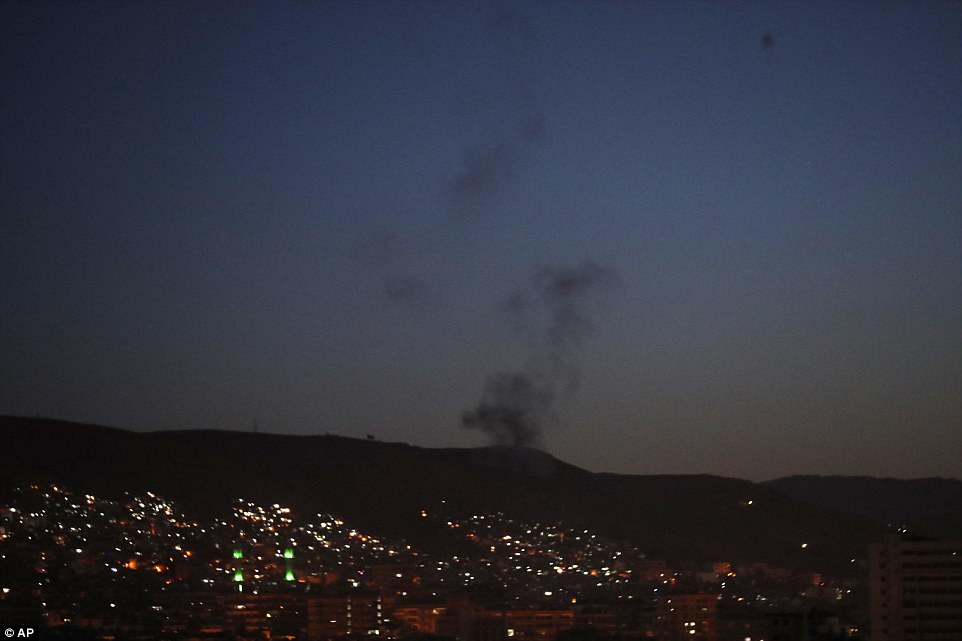 4B237B2100000578-5614593-Smoke_rises_over_the_capital_Damascus_after_air_strikes_struck_S-a-17_1523686630138 (1)
