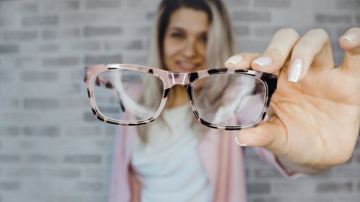 Τα ηλεκτρονικά γυαλιά για άτομα με χαμηλή όραση ήρθαν και στην Ελλάδα