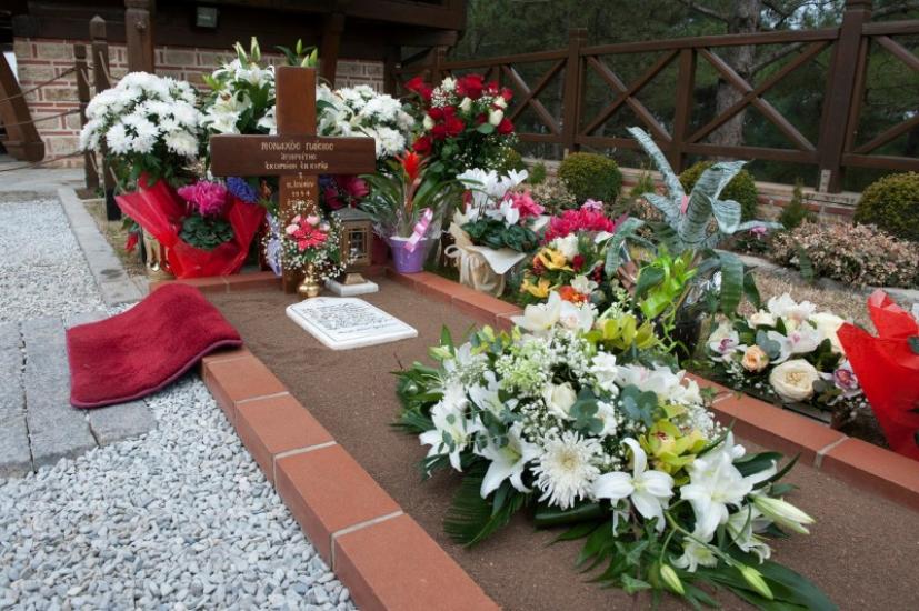 pigame_sto_proto_proskynima_ston_tafo_tou_geronta_paisiou_body_image_1421656782