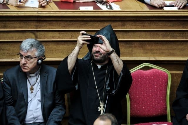 ierea2  Αυτός είναι ο Ιερέας που «λάτρεψε» η Βουλή! Έβγαλε το κινητό και άρχισε τις Selfie την ώρα της Ορκωμοσίας ierea2