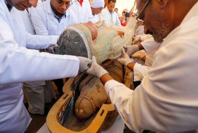 Archaeologists remove the cover of an ancient painted coffin discovered at al-Asasif Necropolis in the Vally of Kings in Luxor, Egypt October 19, 2019. REUTERS/Mohamed Abd El Ghany