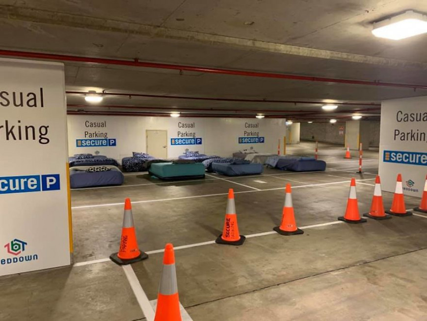 gia-enan-kalo-ypno-ethelontes-stronoyn-krevatia-gia-astegoys-se-parkingk-poy-kleinei-ti-nychta