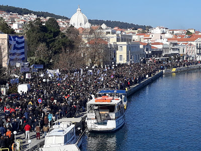 Κόσμος συμμετέχει στη συγκέντρωση διαμαρτυρίας για το μεταναστευτικό, στο χώρο της προκυμαίας έξω από το Δημοτικό Θέατρο της Μυτιλήνης, την Τετάρτη 22 Ιανουαρίου 2020. Γενική απεργία, με καθολική συμμετοχή όπως όλα δείχνουν, σήμερα στα νησιά του βορείου Αιγαίου που πλήττονται από τις επιπτώσεις της μεταναστευτικής και προσφυγικής κρίσης. Κάθε δραστηριότητα έχει νεκρώσει, κλειστά είναι έως και τα περίπτερα, ενώ νωρίς το πρωί «σφραγίστηκε» το κτίριο της ΔΟΥ Μυτιλήνης. Οι κεντρικές συγκεντρώσεις, οργανωμένες από την Περιφέρεια βορείου Αιγαίου και τους οργανισμούς τοπικής αυτοδιοίκησης πραγματοποιήθηκαν, στη Μυτιλήνη στο χώρο της προκυμαίας έξω από το Δημοτικό Θέατρο της πόλης, στη Χίο στην πλατεία Πλαστήρα και στη Σάμο στην πλατεία Πυθαγόρα. Με αποφάσεις των ΟΤΑ και των σωματείων και των άλλων φορέων που συμμετέχουν απορρίπτεται το κυβερνητικό σχέδιο για τη δημιουργία νέων δομών στα νησιά, ζητείται ο άμεσος απεγκλωβισμός των αιτούντων άσυλο, ο έλεγχος των μη Κυβερνητικών Οργανώσεων που δραστηριοποιούνται στα νησιά, η φύλαξη των συνόρων και η ενίσχυση των τοπικών κοινωνιών και των δομών υγείας και ασφάλειας. ΑΠΕ- ΜΠΕ/ ΑΠΕ-ΜΠΕ /ΣΤΡΑΤΗΣ ΜΠΑΛΑΣΚΑΣ