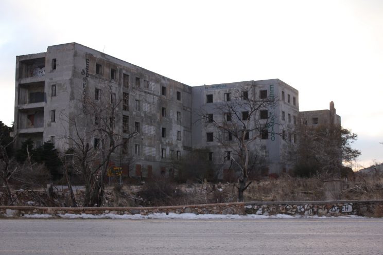o-pyrgos-fantasma-stin-parnitha-to-idaniko-skiniko-gia-na-gyristei-ena-thriler-5