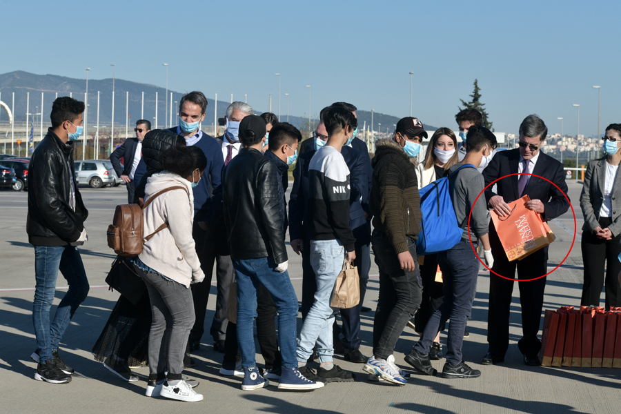 Ο πρωθυπουργός Κυριάκος Μητσοτάκης παραβρέθηκε σήμερα στο αεροδρόμιο Ελ.Βενιζέλος,για να αποχαιρετήσει περίπου 50 ασυνόδευτα προσφυγόπουλα που προέρχονται από camp σε νησιά και αναχώρησαν με προορισμό την Γερμανία.Στο αεροδρόμιο μαζί με τον πρωθυπουργό ο αναπληρωτής Υπουργός Μετανάστευσης και ασύλου Γιώργος Κουμουτσάκος και ο Γερμανός Πρέσβης στην Ελλάδα Ερνστ Ράιχελ, Μ.Σάββατο 18 Απριλίου 2020(EUROKINISSI/ΤΑΤΙΑΝΑ ΜΠΟΛΑΡΗ)