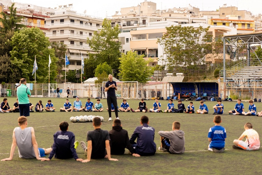Ο Άγγελος Χαριστέας με τα παιδιά των Αθλητικών Ακαδημιών ΟΠΑΠ
