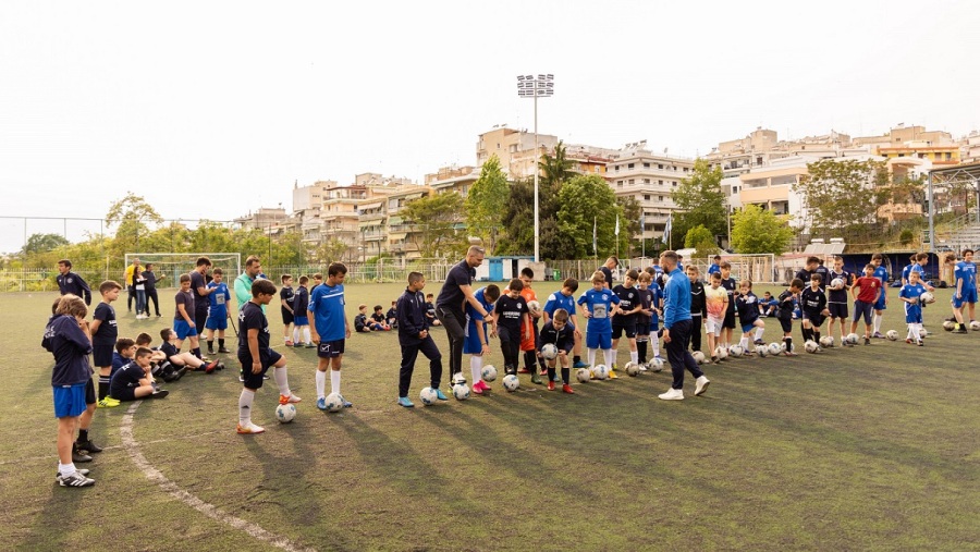 Ο Άγγελος Χαριστέας με τα παιδιά των Αθλητικών Ακαδημιών ΟΠΑΠ