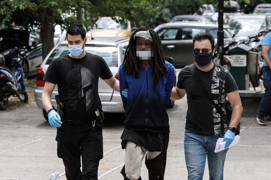 Απολογία στον εισαγγελέα του 31χρονου από το Ην. Βασίλειο, ο οποίος κατηγορείται για εμπρησμό στην περιοχή της Μαλακάσας κοντά στην λίμνη Μπελέτσι, Δευτέρα 6 Ιουνίου 2022. (ΒΑΣΙΛΗΣ ΡΕΜΠΑΠΗΣ/EUROKINISSI)