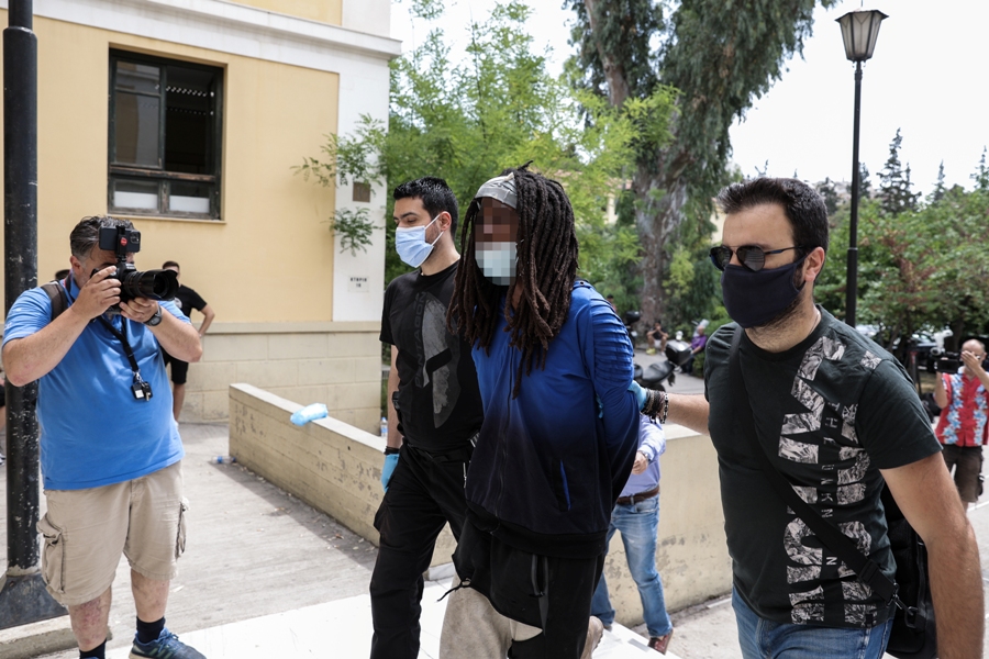 Απολογία στον εισαγγελέα του 31χρονου από το Ην. Βασίλειο, ο οποίος κατηγορείται για εμπρησμό στην περιοχή της Μαλακάσας κοντά στην λίμνη Μπελέτσι, Δευτέρα 6 Ιουνίου 2022. (ΒΑΣΙΛΗΣ ΡΕΜΠΑΠΗΣ/EUROKINISSI)