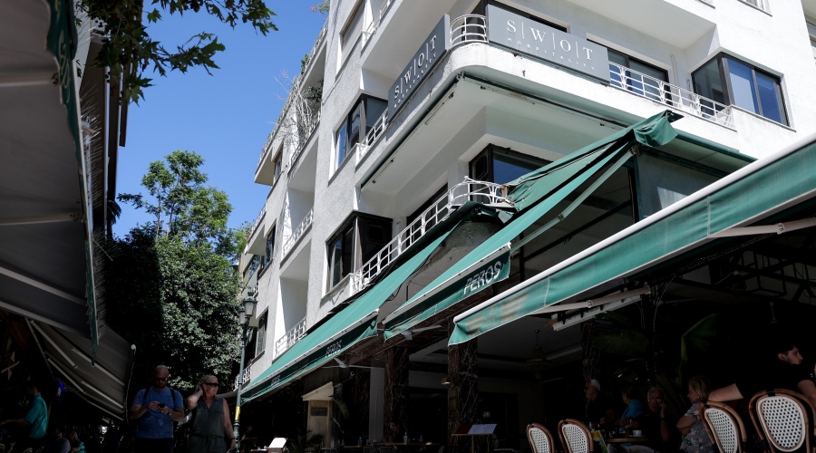 Ανδρας έπεσε από το μπαλκόνι του 3ου ορόφου, ωστόσο σώθηκε καθώς «προσγειώθηκε» πάνω στην τέντα του 1ου στη οδό Τσακάλωφ 2 στο Κολωνάκι.Τρίτη 6 Σεπτεμβρίου 2022 (ΒΑΣΙΛΗΣ ΡΕΜΑΠΗΣ / EUROKINISSI)