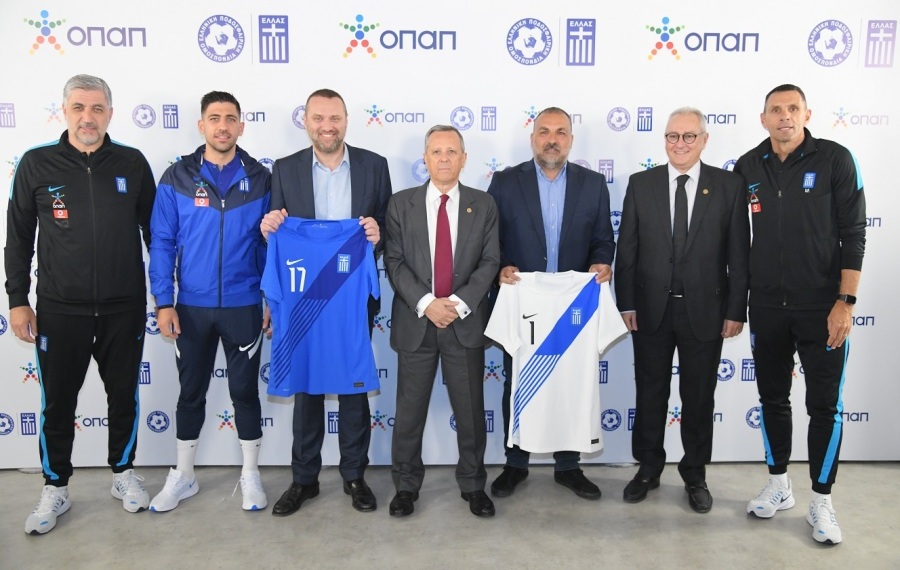 Κώστας Κωνσταντινίδης, Τεχνικός Διευθυντής των Εθνικών Ομάδων, Τάσος Μπακασέτας, αρχηγός της Εθνικής Ομάδας, Γιάννης Ρόκκας, Chief Marketing Officer του ΟΠΑΠ, Τάκης Μπαλτάκος, Πρόεδρος της Ελληνικής Ποδοσφαιρικής Ομοσπονδίας, Θανάσης Μπασδέκης, Head of Sponsorships του ΟΠΑΠ, Ιάκωβος Φιλιππούσης, Εκτελεστικός Διευθυντής της Ελληνικής Ποδοσφαιρικής Ομοσπονδίας, Γουστάβο Πογέτ, προπονητής της Εθνικής Ομάδας