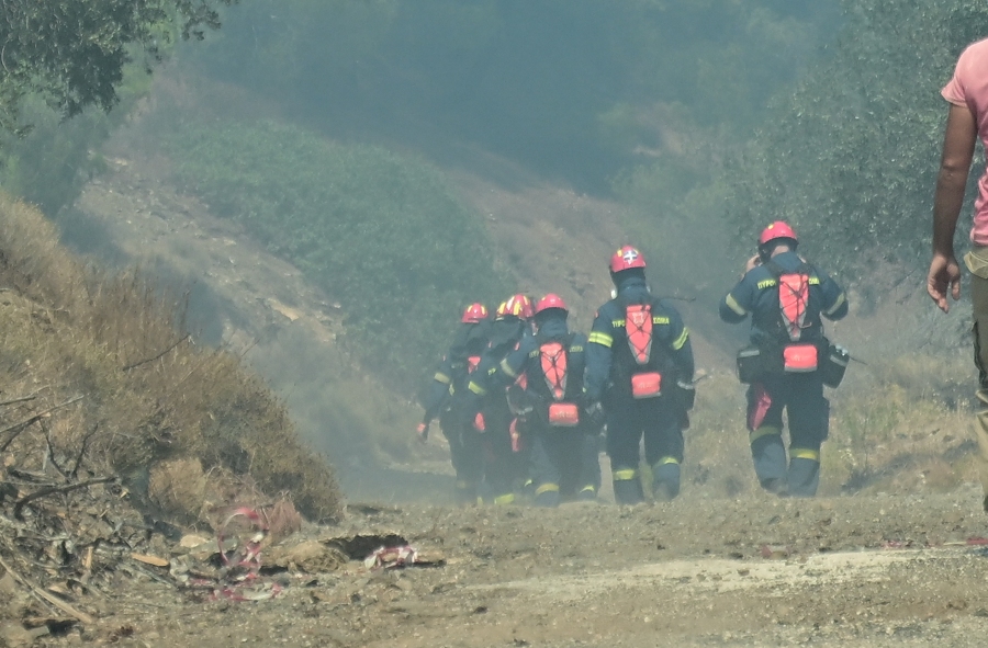 Πυρκαγιά στην Πλάκα Κερατέας, Κυριακή 30 Ιουνίου 2024. Για την κατάσβεση της επιχείρησαν 78 πυροσβέστες, 2 ομάδες πεζοπόρου, 26 οχήματα, 4 ελικόπτερα και 8 αεροσκάφη. (ΚΩΣΤΑΣ ΤΖΟΥΜΑΣ/EUROKINISSI)