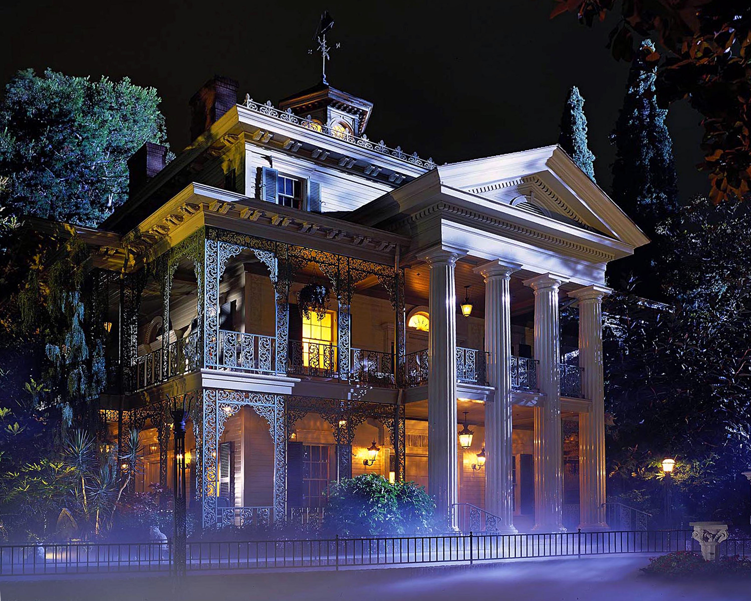 Развлечения дома. Особняк с привидениями в Диснейленде. Disneyland Haunted Mansion аттракцион. Призрачное поместье Диснейленд в Париже. Особняк с привидениями Диснейленда в Париже.