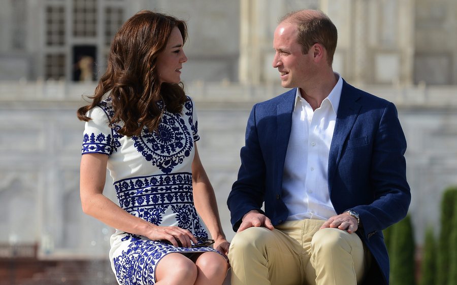 epa05261594 Britain's Prince William, Duke of Cambridge (R)and Catherine, Duchess of Cambridge (L) pose during their visit to The Taj Mahal in Agra, India, 16 April 2016. Prince William and his wife Catherine are on a visit to India and Bhutan from 10 to 16 April. EPA/MONEY SHARMA / POOL