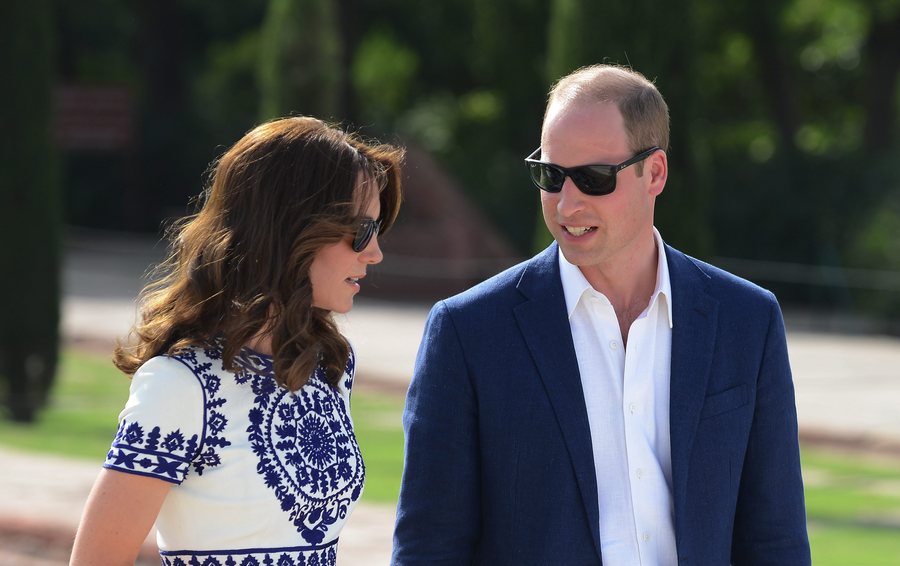 epa05261579 Britain's Prince William, Duke of Cambridge(R)and Catherine, Duchess of Cambridge walk during their visit to The Taj Mahal in Agra, India, 16 April 2016. Prince William and his wife Catherine are on a visit to India and Bhutan from 10 to 16 April. EPA/MONEY SHARMA / POOL