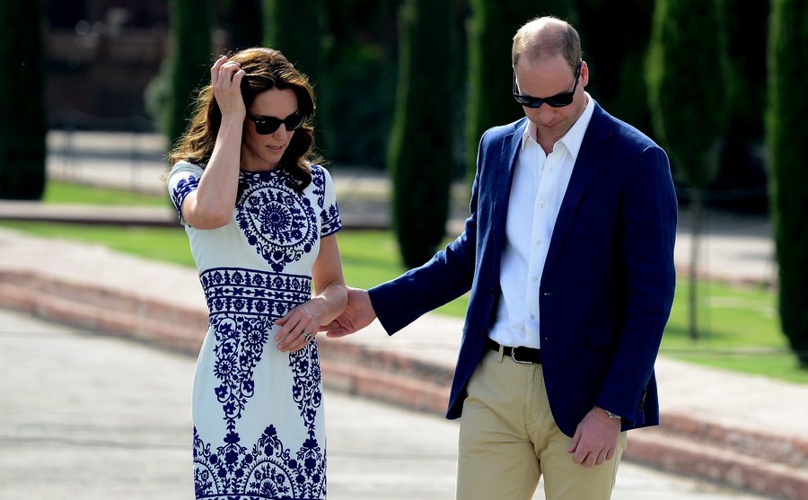 epa05261580 Britain's Prince William, Duke of Cambridge(R)and Catherine, Duchess of Cambridge walk during their visit to The Taj Mahal in Agra, India, 16 April 2016. Prince William and his wife Catherine are on a visit to India and Bhutan from 10 to 16 April. EPA/MONEY SHARMA / POOL