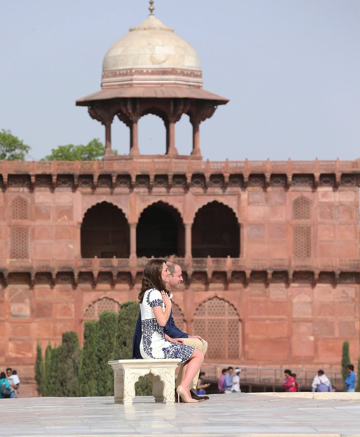 epa05261588 Britain's Prince William and his wife Catherine, Duchess of Cambridge, pose at the Taj Mahal, the monument of eternal love, in the northern city of Agra, India, 16 April 2016. Prince William and his wife Catherine are on a visit to India and Bhutan from 10 to 16 April. EPA/HARISH TYAGI