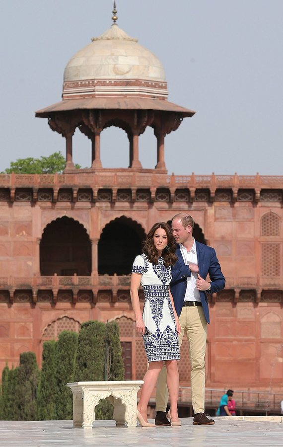 epa05261589 Britain's Prince William and his wife Catherine, Duchess of Cambridge, walk at the Taj Mahal, the monument of eternal love, in the northern city of Agra, India, 16 April 2016. Prince William and his wife Catherine are on a visit to India and Bhutan from 10 to 16 April. EPA/HARISH TYAGI