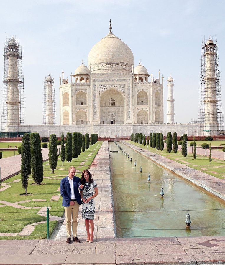 epa05261592 Britain's Prince William and his wife Catherine, Duchess of Cambridge, pose at the Taj Mahal, the monument of eternal love, in the northern city of Agra, India, 16 April 2016. Prince William and his wife Catherine are on a visit to India and Bhutan from 10 to 16 April. EPA/HARISH TYAGI