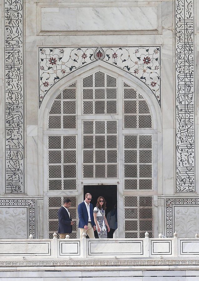 epa05261574 Britain's Prince William and his wife Catherine, Duchess of Cambridge, walk at the Taj Mahal, the monument of eternal love, in the northern city of Agra, India, 16 April 2016. Prince William and his wife Catherine are on a visit to India and Bhutan from 10 to 16 April. EPA/HARISH TYAGI