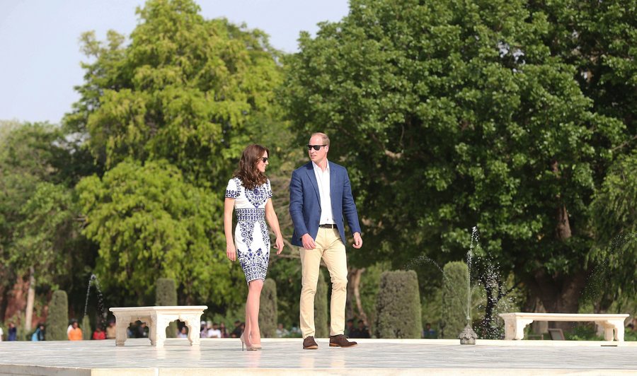epa05261577 Britain's Prince William and his wife Catherine, Duchess of Cambridge, walk at the Taj Mahal, the monument of eternal love, in the northern city of Agra, India, 16 April 2016. Prince William and his wife Catherine are on a visit to India and Bhutan from 10 to 16 April. EPA/HARISH TYAGI