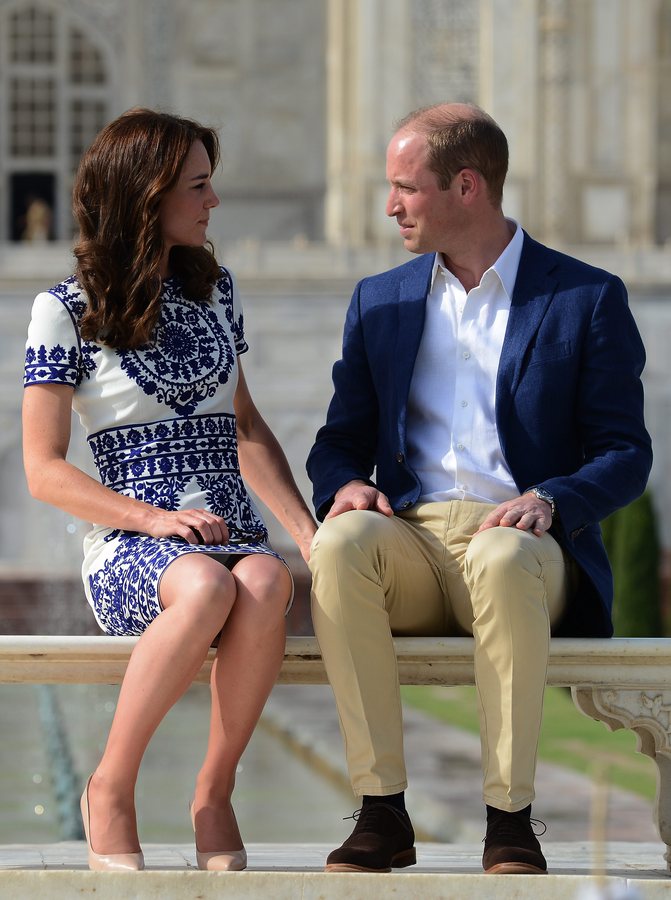 epa05261595 Britain's Prince William, Duke of Cambridge (R)and Catherine, Duchess of Cambridge (L) pose during their visit to The Taj Mahal in Agra, India, 16 April 2016. Prince William and his wife Catherine are on a visit to India and Bhutan from 10 to 16 April. EPA/MONEY SHARMA / POOL