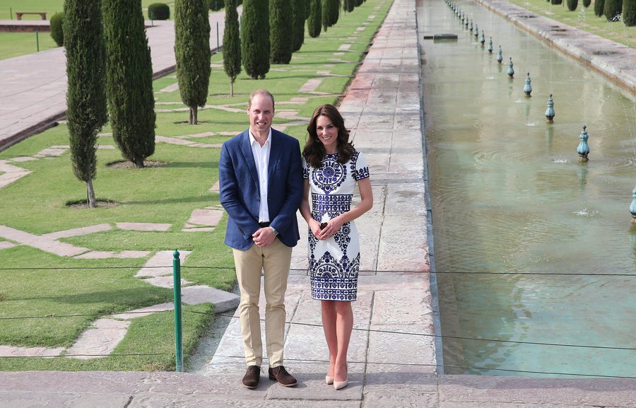epa05261593 Britain's Prince William and his wife Catherine, Duchess of Cambridge, pose at the Taj Mahal, the monument of eternal love, in the northern city of Agra, India, 16 April 2016. Prince William and his wife Catherine are on a visit to India and Bhutan from 10 to 16 April. EPA/HARISH TYAGI