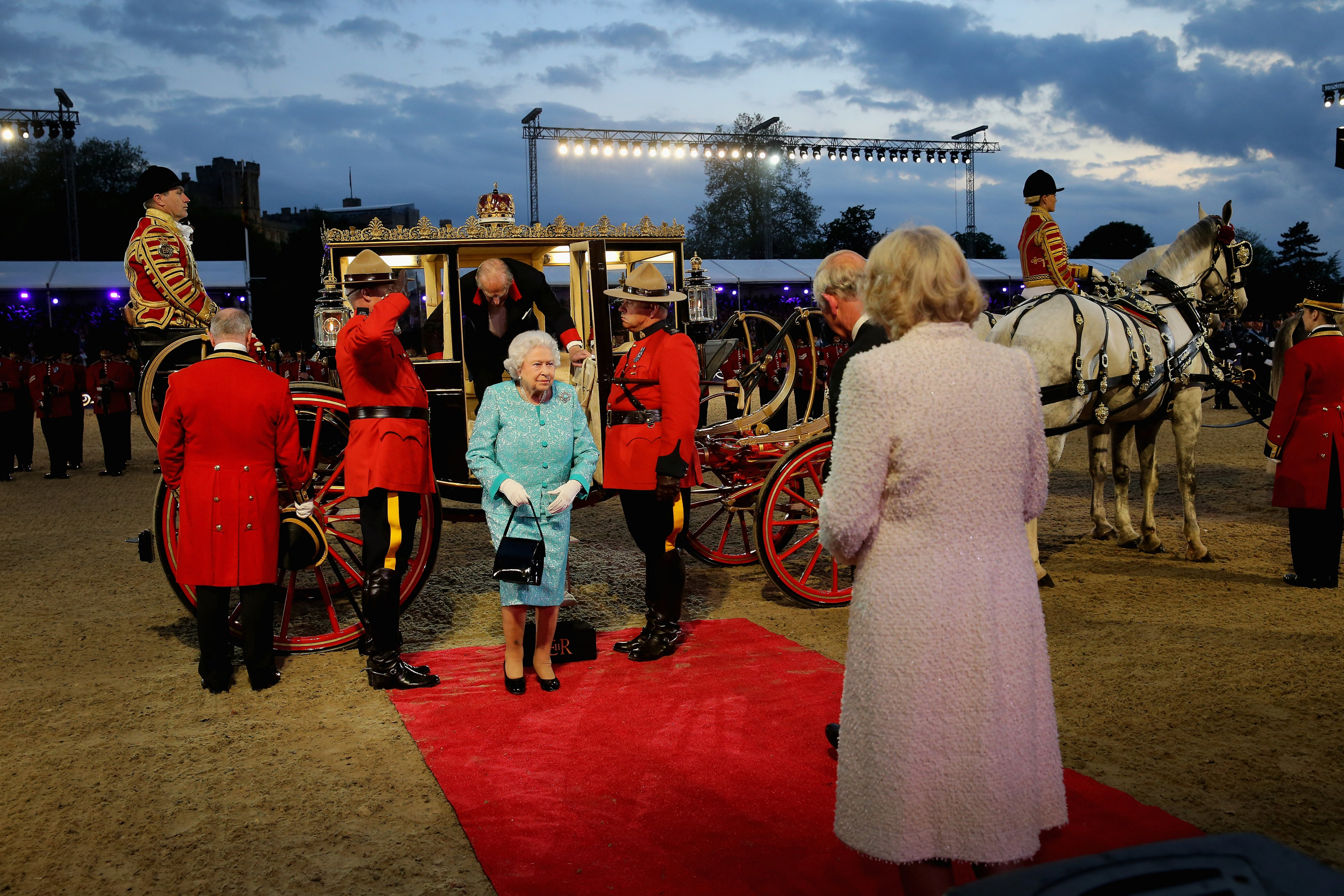 Королева отметила день рождения. 90 Летие королевы Елизаветы шоу. День рождения королевы Великобритании. Празднование 90 летия Елизаветы 2. С днем рождения Королева.
