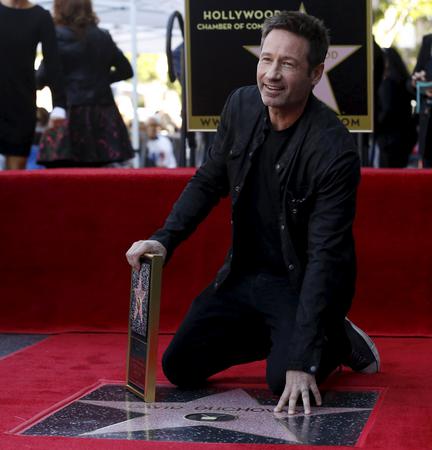 Actor David Duchovny touches his star after it was unveiled on the Hollywood Walk of Fame in Los Angeles, California January 25, 2016. REUTERS/Mario Anzuoni TPX IMAGES OF THE DAY